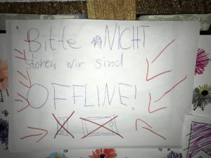 "Bitte nicht stören wir sind offline!" - Selbstgemachtes Schild an der Kinderzimmertür des erweiterten Projektteams